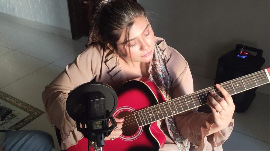 Rubab Fatima rehearsing with her guitar